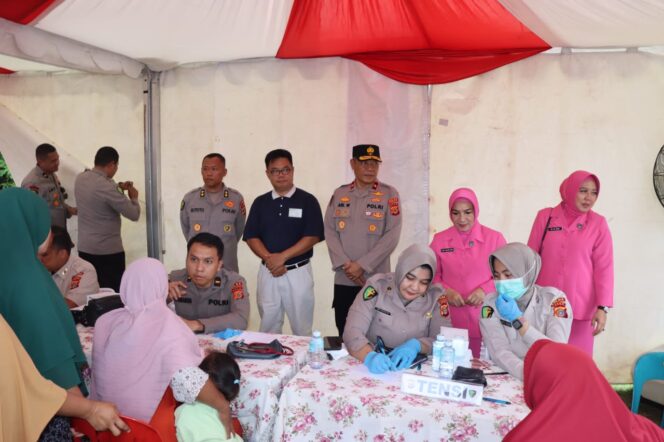 
 Wakapolda Aceh Bagikan 500 Paket Sembako ke Masyarakat dalam Bakti Kesehatan di Neuheun