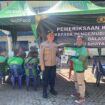 Kabiddokkes Polda Aceh, Kombes Pol Sariman saat menyerahkan sertifikat kepada salah satu pengemudi ojek online di Kantor Unit Lakalantas Polresta Banda Aceh, Jumat, 13 Juni 2025. (Biddokkes Polda Aceh)