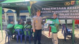 Kabiddokkes Polda Aceh, Kombes Pol Sariman saat menyerahkan sertifikat kepada salah satu pengemudi ojek online di Kantor Unit Lakalantas Polresta Banda Aceh, Jumat, 13 Juni 2025. (Biddokkes Polda Aceh)