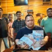 Wakil Ketua I DPRK Aceh Jaya, Irwanto NP memperlihatkan sejumlah dokumen terkait dugaan penjualan tanah desa oleh Keuchik Alue Meuraksa, Kecamatan Teunom, Kabupaten Aceh Jaya. Masyarakat melaporkan kasus itu kepada Irwanto pada Jumat malam, 18 Juli 2025. (Foto Ist)
