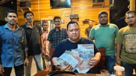 Wakil Ketua I DPRK Aceh Jaya, Irwanto NP memperlihatkan sejumlah dokumen terkait dugaan penjualan tanah desa oleh Keuchik Alue Meuraksa, Kecamatan Teunom, Kabupaten Aceh Jaya. Masyarakat melaporkan kasus itu kepada Irwanto pada Jumat malam, 18 Juli 2025. (Foto Ist)