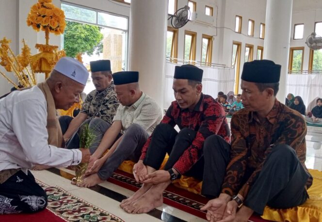 
 Tokoh Masyarakat Tepung Tawar Bupati Aceh Jaya
