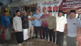 Sekretaris Daerah (Sekda) Kabupaten Aceh Jaya, T. Reza Fahlevi meninjau langsung lokasi pelaksanaan Pemilihan Keuchik (Pilchik) Serentak di Desa Lamme, Kecamatan Jaya, Jumat malam (4/7/2025) (Foto/Ist) 