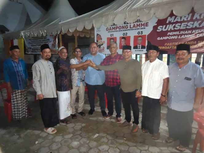 
 Sekretaris Daerah (Sekda) Kabupaten Aceh Jaya, T. Reza Fahlevi meninjau langsung lokasi pelaksanaan Pemilihan Keuchik (Pilchik) Serentak di Desa Lamme, Kecamatan Jaya, Jumat malam (4/7/2025) (Foto/Ist) 