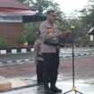 Wakapolres Aceh Jaya, Kompol Suryadi, S.E., bertindak sebagai Inspektur Upacara mewakili Kapolres Aceh Jaya, AKBP Zulfa Renaldo, S.I.K., M.Si. dalam amanatnya saat Apel Pasukan Operasi Patuh Seulawah 2025 di halaman Mapolres Aceh Jaya, Senin (14/7/2025) (Foto/Humas Polres Aceh Jaya