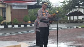 Wakapolres Aceh Jaya, Kompol Suryadi, S.E., bertindak sebagai Inspektur Upacara mewakili Kapolres Aceh Jaya, AKBP Zulfa Renaldo, S.I.K., M.Si. dalam amanatnya saat Apel Pasukan Operasi Patuh Seulawah 2025 di halaman Mapolres Aceh Jaya, Senin (14/7/2025) (Foto/Humas Polres Aceh Jaya