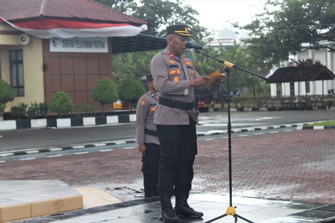 
 Wakapolres Aceh Jaya, Kompol Suryadi, S.E., bertindak sebagai Inspektur Upacara mewakili Kapolres Aceh Jaya, AKBP Zulfa Renaldo, S.I.K., M.Si. dalam amanatnya saat Apel Pasukan Operasi Patuh Seulawah 2025 di halaman Mapolres Aceh Jaya, Senin (14/7/2025) (Foto/Humas Polres Aceh Jaya