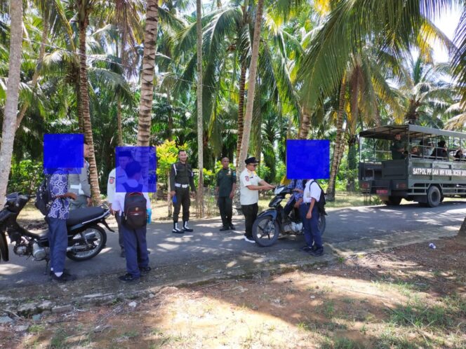 
 Satpol PP Aceh Jaya Datang, Dua Pelajar Melarikan Diri Ke Kebun Sawit