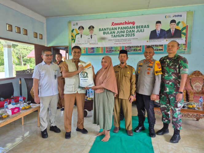 
 Bersama Bulog, Pemkab Aceh Jaya Serahkan Beras Gratis Untuk 1.112 Warga Kurang Mampu