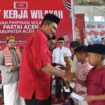 Ketua DPW Partai Aceh Kabupaten Aceh Jaya, Azhar Abdurrahman melakukan santunan untuk anak yatim saat pelaksanaan kegiatan HUT ke 18 Partai Aceh yang berlangsung di kantor partai tersebut, Senin (7/7/2025) (Foto/AJP-Putri)