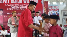 Ketua DPW Partai Aceh Kabupaten Aceh Jaya, Azhar Abdurrahman melakukan santunan untuk anak yatim saat pelaksanaan kegiatan HUT ke 18 Partai Aceh yang berlangsung di kantor partai tersebut, Senin (7/7/2025) (Foto/AJP-Putri)