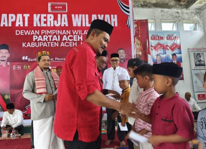 
 Ketua DPW Partai Aceh Kabupaten Aceh Jaya, Azhar Abdurrahman melakukan santunan untuk anak yatim saat pelaksanaan kegiatan HUT ke 18 Partai Aceh yang berlangsung di kantor partai tersebut, Senin (7/7/2025) (Foto/AJP-Putri) 