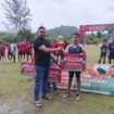 Masri, Pengurus PSSI Aceh Jaya sekaligus Ketua KNPI Aceh Jaya menyerahkan hadiah pembinaan untuk Runner-up turnamen sepak bola kaki usia 13 tahun ( U-13) tahun 2025 SSB CFA, Sabtu (12/7/2025) (Foto/Ist)