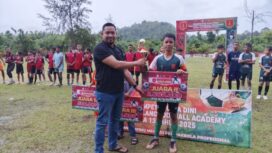 Masri, Pengurus PSSI Aceh Jaya sekaligus Ketua KNPI Aceh Jaya menyerahkan hadiah pembinaan untuk Runner-up turnamen sepak bola kaki usia 13 tahun ( U-13) tahun 2025 SSB CFA, Sabtu (12/7/2025) (Foto/Ist)