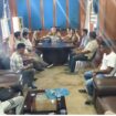 Sekda Aceh Jaya, Teuku Reza Fahlevi saat melakukan mediasi warga Desa Reuntang Kecamatan Darul Hikmah dengan PT Makmur Inti Sawita di ruang Kerjanya, Senin (7/7/2025) (Foto/Ist)