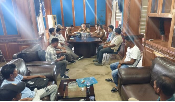 
 Sekda Aceh Jaya, Teuku Reza Fahlevi saat melakukan mediasi warga Desa Reuntang Kecamatan Darul Hikmah dengan PT Makmur Inti Sawita di ruang Kerjanya, Senin (7/7/2025) (Foto/Ist) 