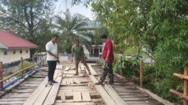 Anggota Dewan Perwakilan Rakyat Kabupaten (DPRK) Aceh Jaya, Usman ID meninjau jembatan penyeberangan dari Desa Lamteungoh menuju Desa Panton Krueng, Kecamatan Darul Hikmah yang kini sedang rusak parah, Senin (4/8/2025) (Foto/AJP - Putri) 