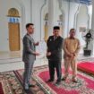 Wakil Bupati Aceh Jaya, Mualem D menyerahkan SK Plt Sekda Aceh Jaya, Selasa (12/8/2025) (Foto/Ist) 