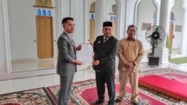 Wakil Bupati Aceh Jaya, Mualem D menyerahkan SK Plt Sekda Aceh Jaya, Selasa (12/8/2025) (Foto/Ist) 