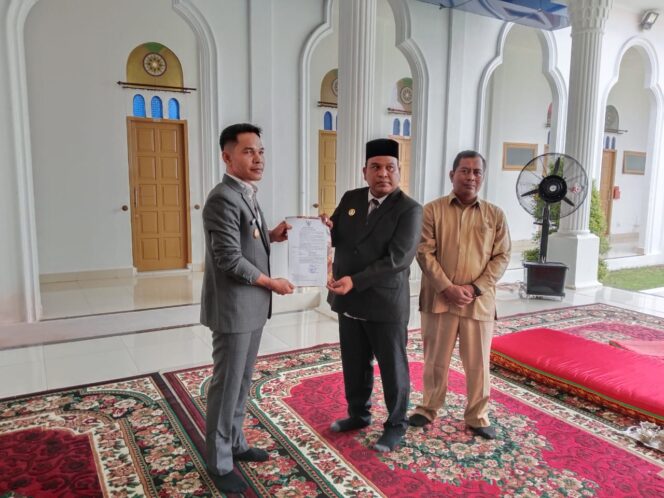 
 Wakil Bupati Aceh Jaya, Mualem D menyerahkan SK Plt Sekda Aceh Jaya, Selasa (12/8/2025) (Foto/Ist) 