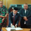 Bupati Aceh Jaya, Safwandi menandatangani nota kesepakatan antara Pemerintah Kabupaten Aceh Jaya dan DPRK Aceh Jaya, sebagai bentuk komitmen bersama dalam melaksanakan RPJMK serta perubahan KUA dan PPAS 2025, Selasa (12/8/2025) (Foto/Ist)