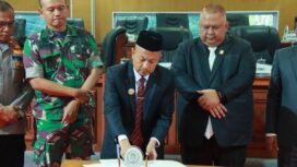 Bupati Aceh Jaya, Safwandi menandatangani nota kesepakatan antara Pemerintah Kabupaten Aceh Jaya dan DPRK Aceh Jaya, sebagai bentuk komitmen bersama dalam melaksanakan RPJMK serta perubahan KUA dan PPAS 2025, Selasa (12/8/2025) (Foto/Ist)