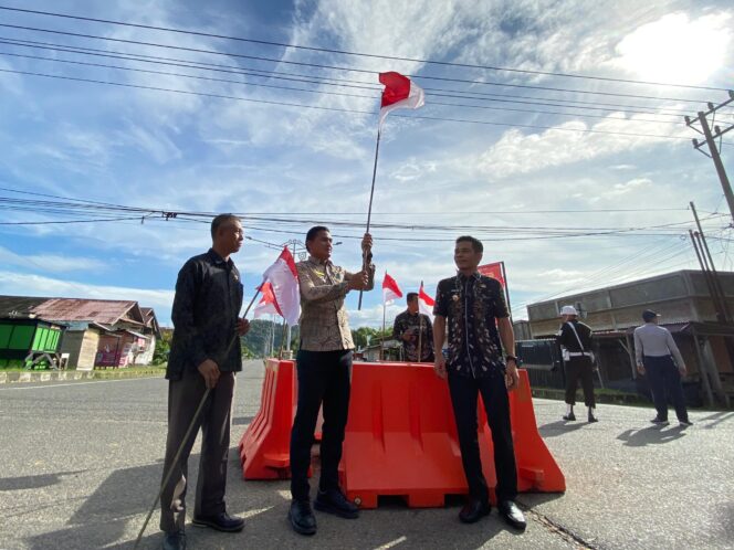 
 Pemerintah Kabupaten Aceh Jaya resmi meluncurkan Gerakan Pembagian Bendera Merah Putih, Kamis (31/7/2025) (Foto/Rahmat)