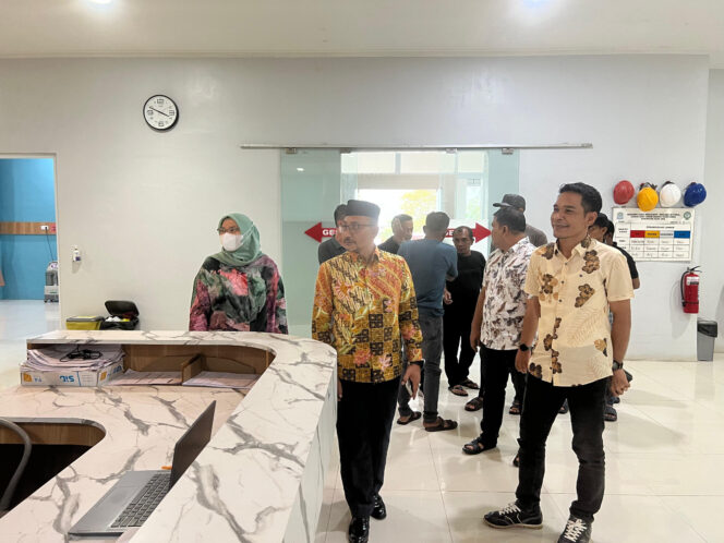 
 Anggota Dewan Perwakilan Daerah (DPD) RI asal Aceh, Sudirman atau akrab disapa Haji Uma, melakukan kunjungan kerja ke Kabupaten Aceh Jaya dalam rangka reses dan silaturahmi dengan jajaran pemerintah daerah. Salah satu titik kunjungannya adalah Rumah Sakit Umum Daerah (RSUD) Teuku Umar, Sabtu (02/08/2025) (Foto/Ist)