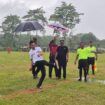 Wakil Bupati Aceh Jaya melakukan penendangan bola pertama sebagai tanda pembukaan turnamen bolakkaki anat desa di Desa Ligan Kecamatan Sampoiniet, Aceh Jaya, Rabu (06/08/2025) (Foto/Ist)