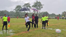Wakil Bupati Aceh Jaya melakukan penendangan bola pertama sebagai tanda pembukaan turnamen bolakkaki anat desa di Desa Ligan Kecamatan Sampoiniet, Aceh Jaya, Rabu (06/08/2025) (Foto/Ist)