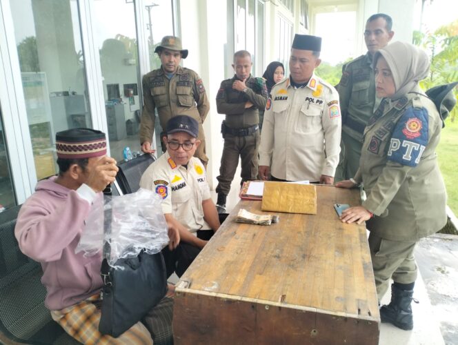 
 Satpol PP dan WH Aceh Jaya Tertibkan Peminta Mengatasnamakan Dayah