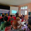 Sekretaris Dinas Kependudukan dan Pencatatan Sipil Kabupaten Aceh Jaya, Mashuri saat melakukan sosialisasi penerapan Sigema bagi warga di Desa Lhok Kruet , Kecamatan Sampoiniet, Aceh Jaya, (11/8/2025) (Foto/Ist)
