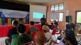 Sekretaris Dinas Kependudukan dan Pencatatan Sipil Kabupaten Aceh Jaya, Mashuri saat melakukan sosialisasi penerapan Sigema bagi warga di Desa Lhok Kruet , Kecamatan Sampoiniet, Aceh Jaya, (11/8/2025) (Foto/Ist)