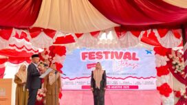 - Bupati Aceh Jaya, Safwandi, S.Sos., M.A.P., mengukuhkan Ny. Desi Maulidar, S.E., sebagai Bunda Literasi Kabupaten Aceh Jaya yang berlangsung di halaman Kantor Dinas Perpustakaan dan Arsip (Disarpus) Aceh Jaya, Senin (25/8/2025) (Foto/Ist)