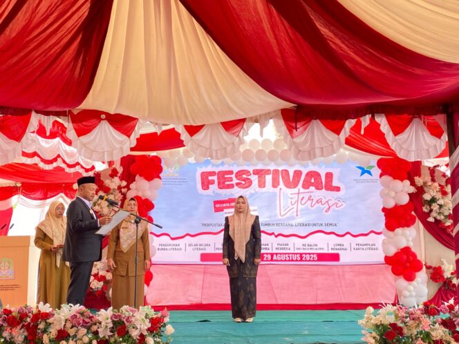 
 - Bupati Aceh Jaya, Safwandi, S.Sos., M.A.P., mengukuhkan Ny. Desi Maulidar, S.E., sebagai Bunda Literasi Kabupaten Aceh Jaya yang berlangsung di halaman Kantor Dinas Perpustakaan dan Arsip (Disarpus) Aceh Jaya, Senin (25/8/2025) (Foto/Ist)