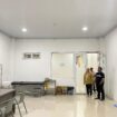 Plt. Sekda Aceh Jaya, Juanda, S.Pd.I., M.Pd., bersama Direktur RSUD Teuku Umar, dr. Eka Rahmayuli, turun langsung meninjau kesiapan poliklinik baru, Senin (15/9/2025) (foto/Ist)
