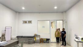 Plt. Sekda Aceh Jaya, Juanda, S.Pd.I., M.Pd., bersama Direktur RSUD Teuku Umar, dr. Eka Rahmayuli, turun langsung meninjau kesiapan poliklinik baru, Senin (15/9/2025) (foto/Ist)