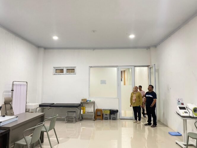 
 Plt. Sekda Aceh Jaya, Juanda, S.Pd.I., M.Pd., bersama Direktur RSUD Teuku Umar, dr. Eka Rahmayuli, turun langsung meninjau kesiapan poliklinik baru, Senin (15/9/2025) (foto/Ist)