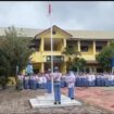 Kabiddokkes Polda Aceh, Kombes Pol dr. Dafianto Arief, M.Si. saat menjadi inspektur upacara di SMA Negeri 1 Peukan Bada, Aceh Besar, Senin, (15/9/2025). (Foto/Ist) 