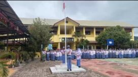 Kabiddokkes Polda Aceh, Kombes Pol dr. Dafianto Arief, M.Si. saat menjadi inspektur upacara di SMA Negeri 1 Peukan Bada, Aceh Besar, Senin, (15/9/2025). (Foto/Ist) 