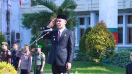 Wakil Bupati Aceh Jaya, Muslem D bertindak sebagai inspektur Apel Kebangsaan 2025 yang berlangsung di halaman Kantor Bupati Aceh Jaya, Rabu (17/9/2025) (Foto/Ist) 