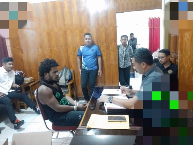 
 Penyerahan Anis Telenggen ke Kejari Nabire Aman di Bawah Kawalan Satgas Ops Damai Cartenz