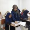 Calon Mahasiswi sedang mendapatkan pengarah dari pengawas sebelum mengikuti ujian penerimaan mahasiswa baru STAI Darur Abrar Aceh Jaya, Sabtu (20/9/2025) (Foto-AJP/Putri) 