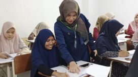 Calon Mahasiswi sedang mendapatkan pengarah dari pengawas sebelum mengikuti ujian penerimaan mahasiswa baru STAI Darur Abrar Aceh Jaya, Sabtu (20/9/2025) (Foto-AJP/Putri) 