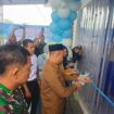 Bupati Aceh Jaya, Safwandi melaunching penerapan Program Makan Bergizi Gratis (MBG) yang dikelola oleh Yayasan Ruang Kito Basamo untuk disalurkan kepada 3051 anak sekolah di kawasan kota Calang, Senin (15/9/2025) (Foto/AJP - Putri)