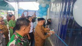 Bupati Aceh Jaya, Safwandi melaunching penerapan Program Makan Bergizi Gratis (MBG) yang dikelola oleh Yayasan Ruang Kito Basamo untuk disalurkan kepada 3051 anak sekolah di kawasan kota Calang, Senin (15/9/2025) (Foto/AJP - Putri)