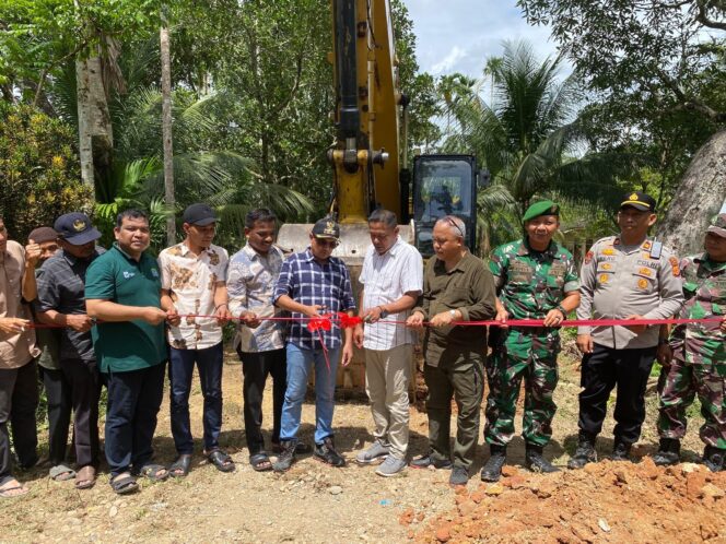 
 Bupati Aceh Jaya bersama Wabupnya Resmikan Pembangunan Jalan