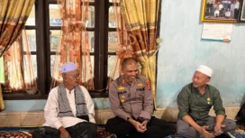 Kapolres Aceh Jaya AKBP Zulfa Renaldo, S.I.K., M.Si., bersama Bupati Aceh Jaya Safwandi, S.Sos., M.A.P., melaksanakan kunjungan silaturahmi ke kediaman ulama kharismatik sekaligus guru Tawajoh, Tgk. H. M. Ibrahim atau akrab disapa Abu Cut Ahmad, di Gampong Tuwi Eumpeuk, Kecamatan Panga, Kabupaten Aceh Jaya, Kamis (28/8/2025) (Foto/Ist)