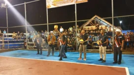 Bupati Aceh Jaya, Safwandi resmi membuka turnamen semi open voly piala Irwanto NP II berhadiah 70 juta di lapangan Desa Teupin Ara, Kecamatan Teunom, Kabupaten Aceh Jaya. Sabtu malam (6/9/2025) (Foto/Ist)
