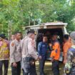 Petugas saat mengevakuasi korban tertimbun longsor di lokasi tambang emas tradisional blok 20 Krueng Sabee, Sabtu (4/10/2025) (Foto/Ist)